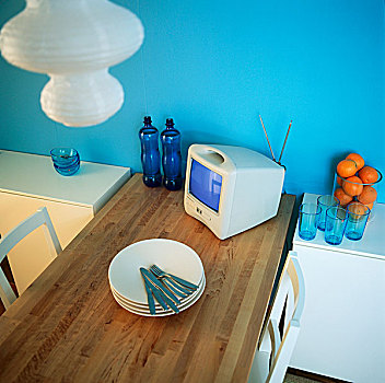 餐桌,正面,蓝色,墙,瓷器,餐具,电视