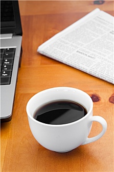 一杯咖啡,笔记本电脑,报纸