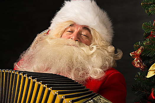 圣诞老人,坐,扶手椅,在家,演奏音乐,手风琴,圣诞聚会,高兴
