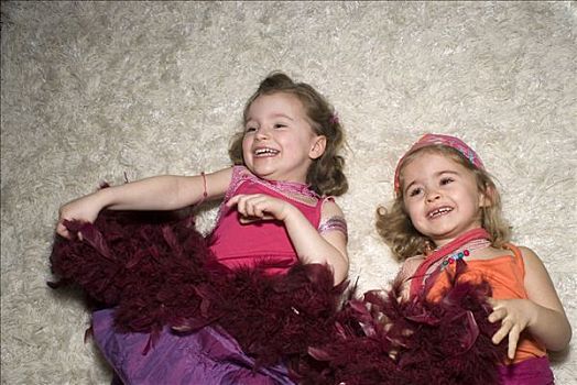 两个女孩,衣服,聚会,躺着,地毯