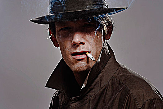 一个,男人,肖像,戴着,帽子,风雨衣,吸烟