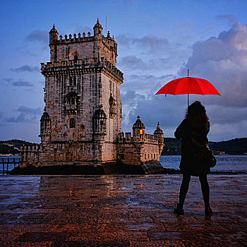 女人,拿着,红色,伞,贝伦塔,里斯本,葡萄牙