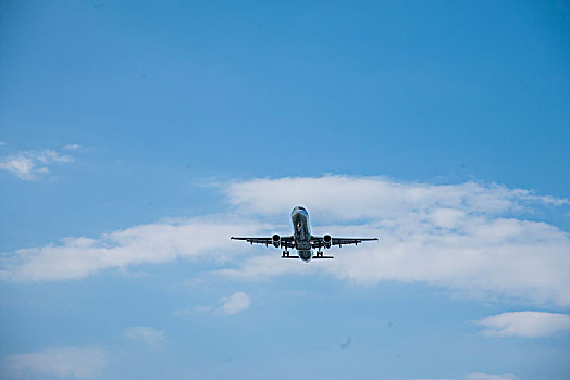 中国国际航空的飞机正降落重庆江北机场