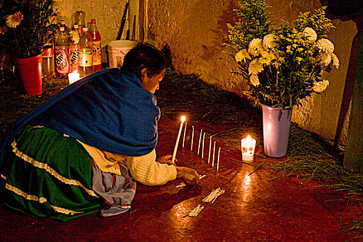 地方特色,玛雅,女人,亮光,蜡烛,教堂,靠近,圣克里斯托瓦尔,房子,恰帕斯,墨西哥,北美