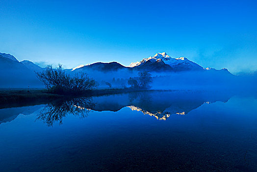 雾气,上方,湖,晨光,后面,恩加丁,瑞士,欧洲