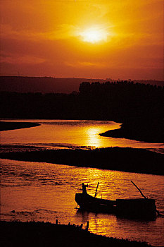 河南宜阳县夕阳河里的小船