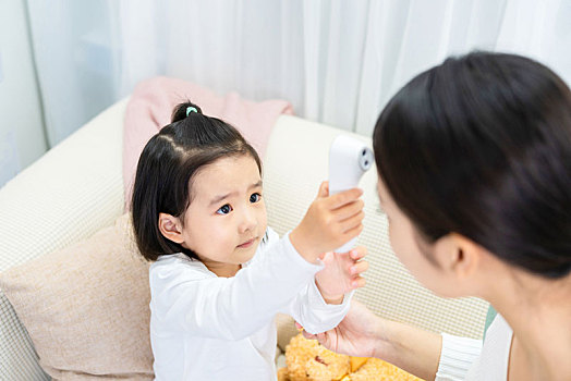 女兒給媽媽測(cè)體溫