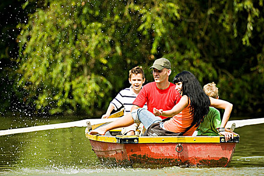 家庭,两个,儿童,泛舟,湖,背景,许多,树,花