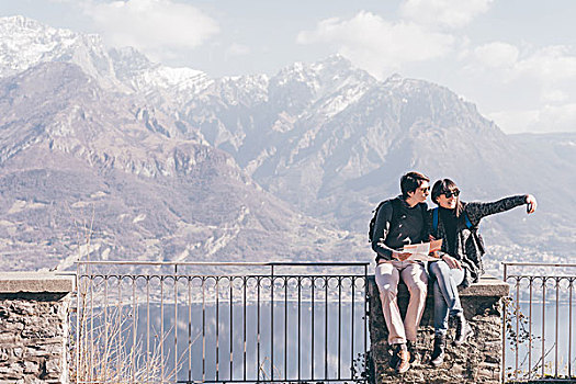 坐,夫妇,平台,墙壁,上方,山,湖岸,蒙特卡罗,意大利
