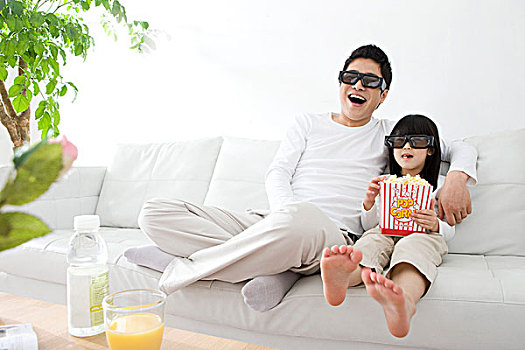 父亲,女儿,戴着,吃,爆米花,看电视