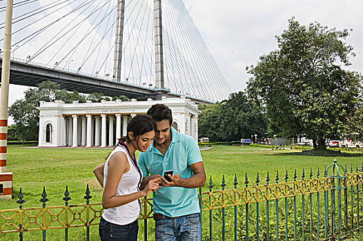伴侣,看,手机,纪念,桥,背景,加尔各答,西孟加拉,印度