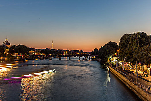 巴黎塞纳河黄昏