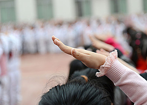 一群孩子,抬手