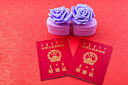 结婚证和紫色玫瑰花礼盒
