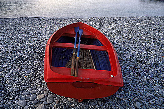 划桨船,海滩,海洋,砾石滩,石头,船,红色,方向舵,水,岸边,一个,无人,叶子,场景,安静,概念,孤单,到达,目标,就绪,离开