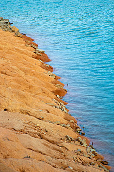 天然调色板,美丽的湖岸色彩