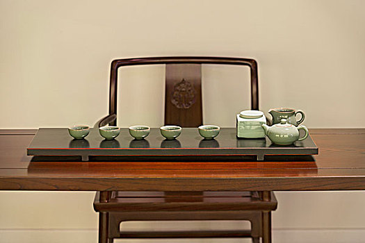 椅子,条案和茶具achair,long-narrow-tableandtesset
