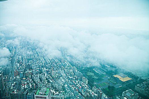 台湾台北市129大厦上眺望云雾中的台北市景