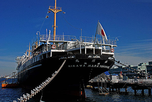 横滨港口水上餐厅,由旧轮船改建而成,已成为横滨港的一道风景线