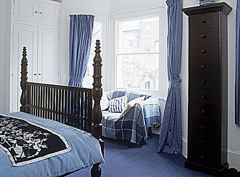 老式,木质,双人床,卧室,沙发,下方,窗户