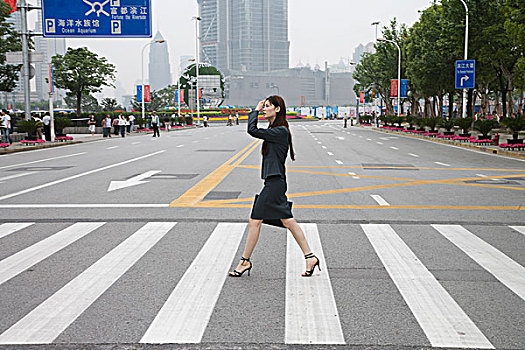 侧面,职业女性,走,人行横道,浦东,上海,中国
