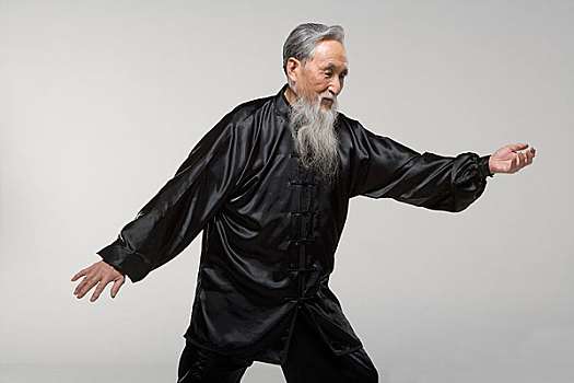 一位老者在練太極拳