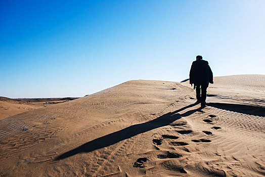 一个男人在沙漠中行走