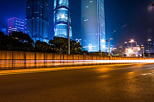 在大街上的光线轨迹在中国上海
