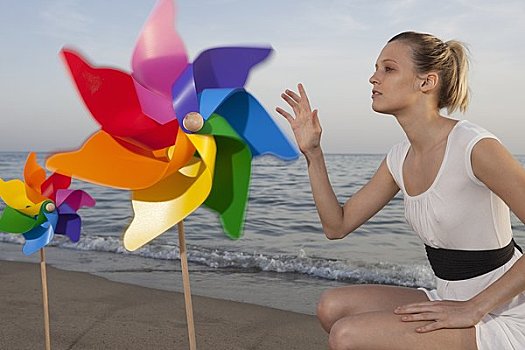 女人,玩,纸风车,海滩