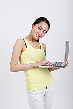一个使用笔记本电脑的青年女性