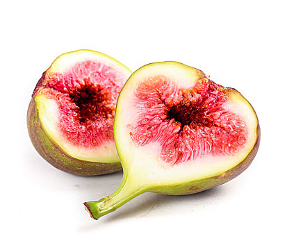 切开的无花果放在白底上