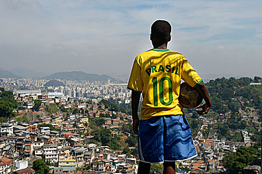 男孩,13岁,穿,针织衫,巴西人,国家,团队,拿着,足球,远眺,贫民窟,棚户区,里约热内卢,巴西,南美