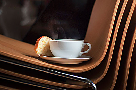 一杯咖啡,奶油蛋卷,办公椅