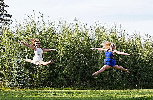 两个,体操运动员,女朋友,练习,分开,跳跃,公园,服装,埃德蒙顿,艾伯塔省,加拿大