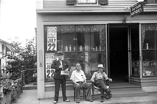 三个男人,放松,正面,古董店,普罗文斯镇,马萨诸塞,美国,农场,安全,管理,八月