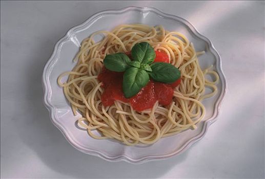 俯视图,盘子,意大利面,番茄酱,罗勒,白色背景