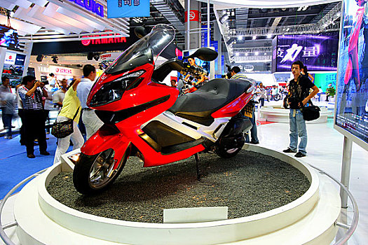 济南轻骑铃木摩托车有限公司的六款最新的符合国ⅲ排放标准的环保摩托车也在车展集中亮相
