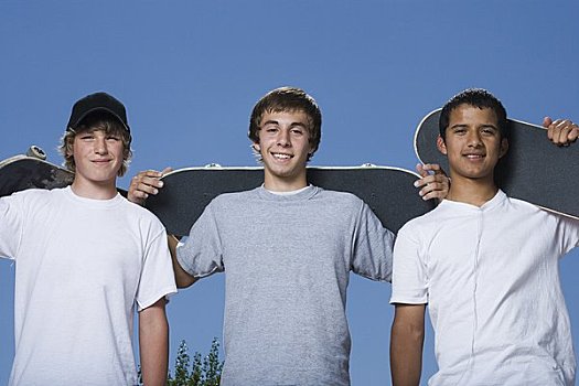 肖像,三个,青少年,男孩,拿着,滑板