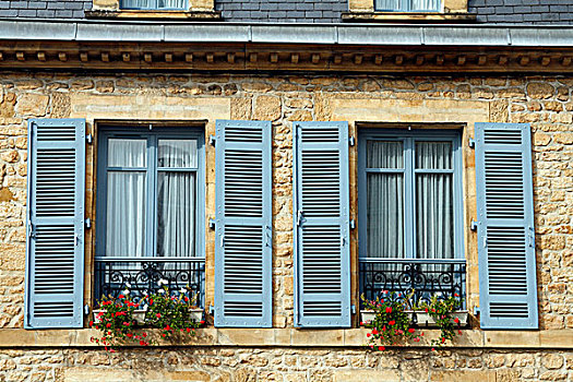 窗户的百叶窗,花箱,萨尔拉,阿基坦,法国,欧洲
