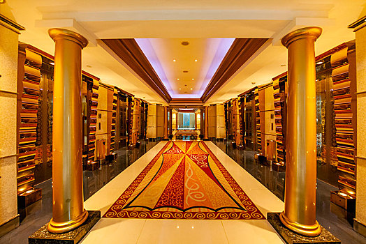 阿联酋迪拜朱美拉海滩阿拉伯塔,帆船,酒店内金色大厅电梯间