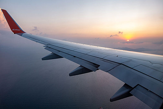 从济州航空客机的机翼看天空的黄昏景观
