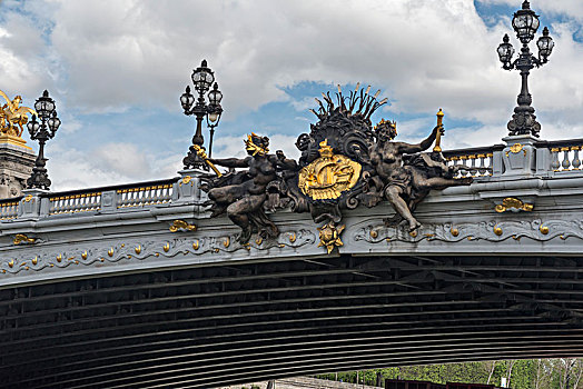 法国巴黎亚历山大三世桥水仙女宁芙雕像