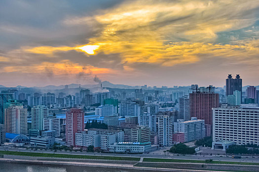 黄昏时分朝鲜平壤城市天际线风光