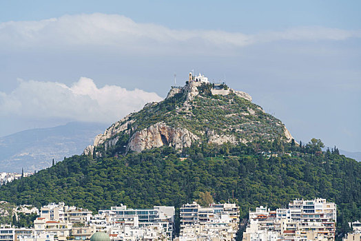 远眺希腊雅典城市天际线和狼山景观
