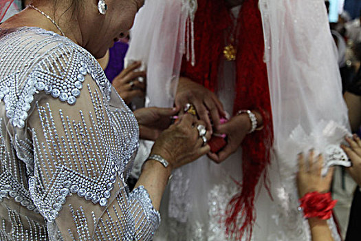 哈萨克族新娘揭面纱