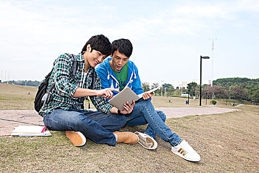 年轻大学生在公园郊游