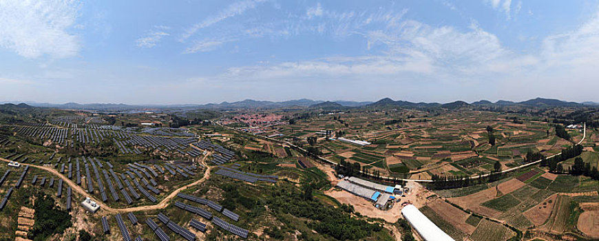 山东省日照市,数万个光伏太阳能漫山遍野,成为助农脱贫致富利器