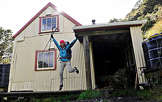 女性,远足,跳跃,半空,户外,房子,新西兰