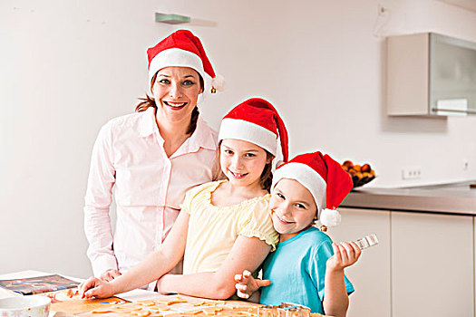两个,女孩,母兽,烘制,圣诞节,饼干,穿,圣诞老人,帽子