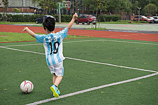 上海浦东北蔡中心小学开展的暑期足球培训课程